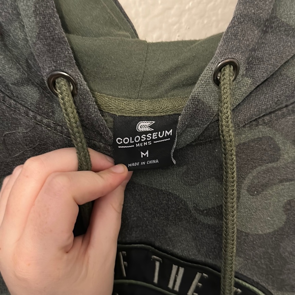 Colosseum Men’s Camo military hoodie!